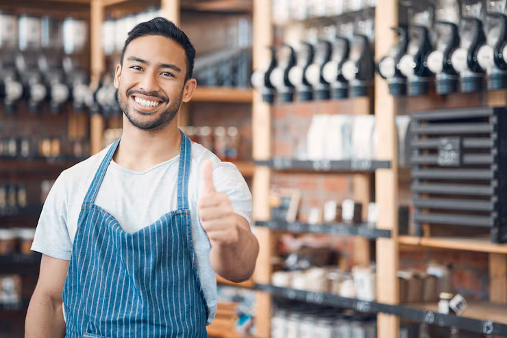 Comerciante sonriendo en su local atendido por Pro-Credit